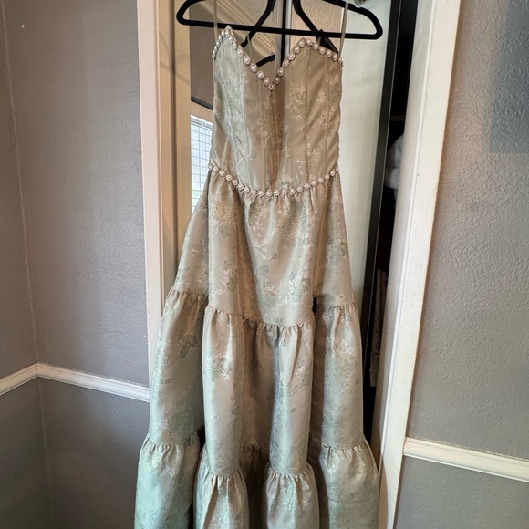 Elegant Green Strapless Dress - Picture 5 of 6